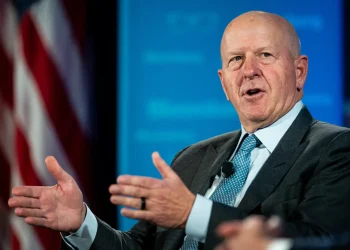 CEO do Goldman Sachs faz alerta contundente sobre riscos da dívida pública dos EUA