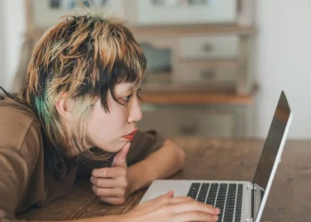 Desempregada e morando com os pais, Geração Z causa rombo de US$ 12 bi no consumo