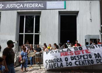 Moradores da Favela do Moinho protestam contra demolições e despejos