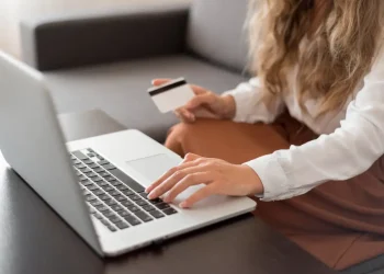 Conheça os 5 golpes digitais mais comuns no fim do ano e como se proteger das ciladas