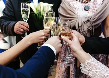 saiba o que comer antes de beber para reduzir os danos do álcool