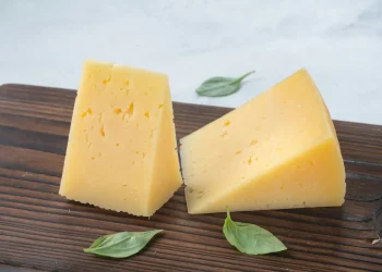 Estudo associa o consumo de queijo a menor risco de demência