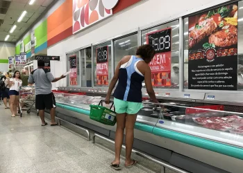 Supermercados vendem menos comida apesar da trégua da inflação