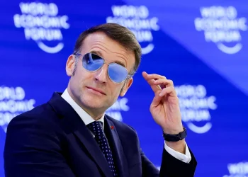 De óculos escuros, Macron detona estratégia comercial de Trump: “Política de sangue”