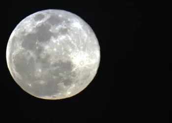 Superlua não aumenta de tamanho, mas se aproxima mais da Terra