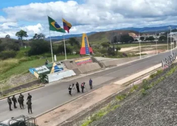 Venezuela retira bloqueios e reabre fronteira; Brasil reforça segurança