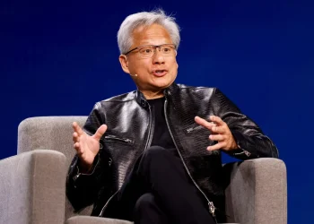 Mercado de trabalho deve melhorar com IA, diz CEO da Nvidia, mas há uma pegadinha