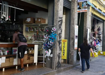 Por que Brasil do baixo desemprego é também o do endividamento recorde das famílias?