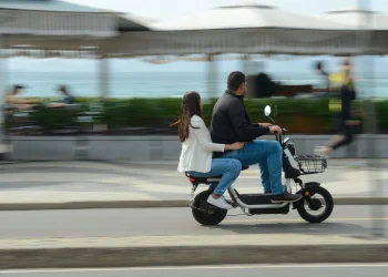 Bicicleta elétrica disputa espaço nas ruas em meio à falta de regra e de fiscalização