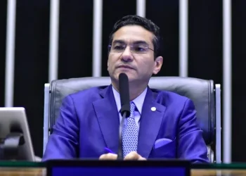 Presidente do Republicanos diz que apoio a Flávio Bolsonaro está dividido na direita