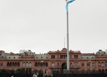 Reforma de Milei aumenta lucro e subjuga trabalhador, diz advogado