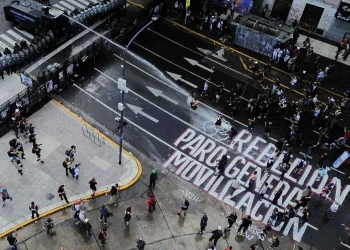 voos cancelados, jornada de 12 horas e contenção de protestos