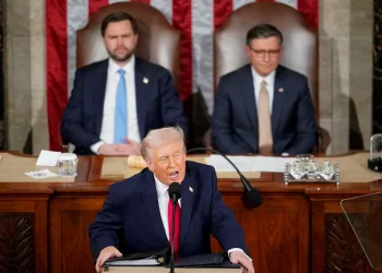 Em discurso, Trump minimiza temor com economia e culpa Democratas