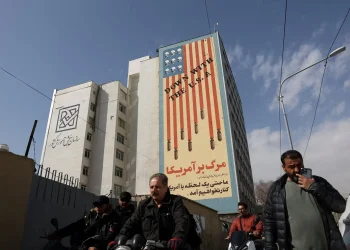 Sem ameaça imediata, Trump aposta em empurrar governo do Irã para o abismo