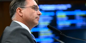 Flávio Bolsonaro patina ao buscar palanques para o PL no Nordeste, reduto de Lula