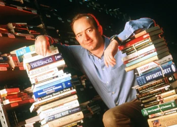 Bezos tinha escritório em garagem alugada e fez reunião em livraria