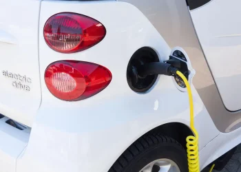 Nova lei em SP limita veto de condomínios a carregadores para carros elétricos