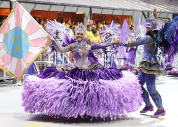 1º noite de desfiles em SP destacou lutas sociais, astrologia e espiritualidade