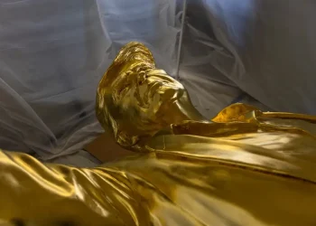 estátua dourada de Trump, financiada por cripto, espera por um lar