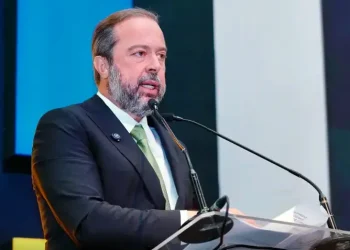 ação tem dia de alívio com fala de ministro sobre “correção” em leilão