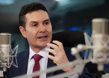 Ministro de Lula critica Zema durante visita à tragédia em Minas Gerais