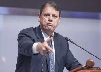 Tarcísio é abordado na B3 por manifestante contra leilão de nova sede do governo