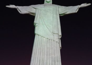 Cristo Redentor é iluminado com mensagens de campanha contra violência