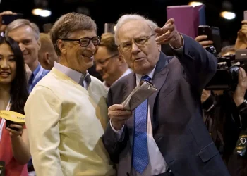 Iniciativa de Buffett e Gates para bilionários doarem metade da fortuna se esvazia