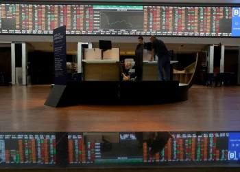 Como investir em ações com Selic em queda e petróleo acima de US$ 100