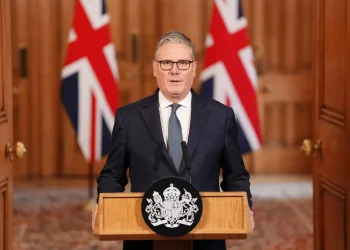 Starmer promete apoio às famílias britânicas com temores de petróleo a 100 dólares