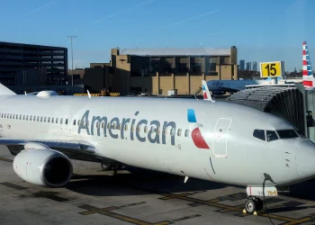 Conflito no Irã causa interrupção de milhares de voos, agravando caos nas viagens