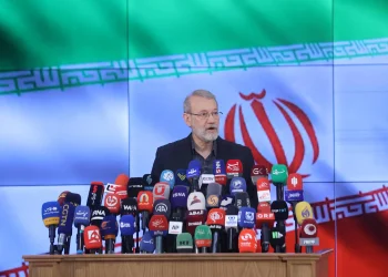 Na ausência de Khamenei, o pragmático Larijani surge como figura influente no Irã