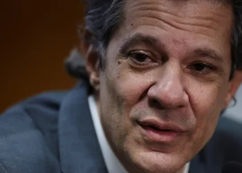 Haddad anuncia candidatura ao governo de SP e promete impulsionar campanha de Lula