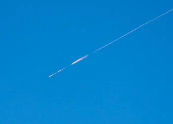 Conflito no Irã fecha rotas pelo Golfo e faz preço dos voos Ásia–Europa dispararem