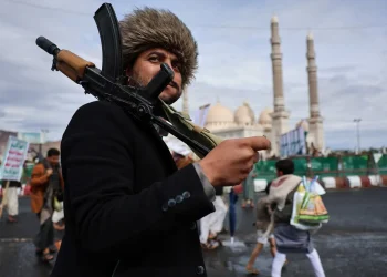 Irã pressiona houthis a preparar nova ofensiva contra navios no Mar Vermelho