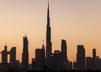 Ataques isolam Dubai e deixam turistas presos no maior hub aéreo do Oriente Médio