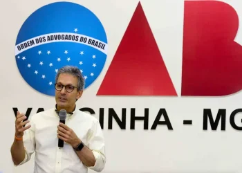 Racha na base de Zema dá fôlego a Cleitinho Azevedo para se lançar em Minas