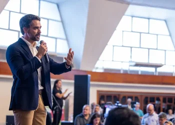 Abaixo nas prévias informais do PSD, Eduardo Leite enfrenta sucessão difícil no RS