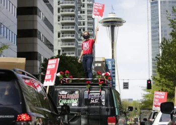 Washington aprova novo imposto para milionários – e bilionários já fazem as malas