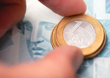 Juros futuros disparam com IPCA pressionado e petróleo em US$100