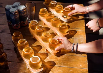 Sua cerveja artesanal da happy hour pode ajudar a combater mudanças climáticas