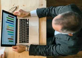 Na era da IA, CEOs estão usando este dado para decidir quantas pessoas vão contratar