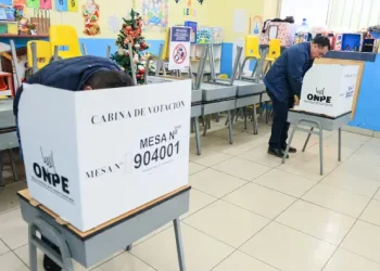 Políticos de direita lideram pesquisas de 1° turno nas eleições do Peru