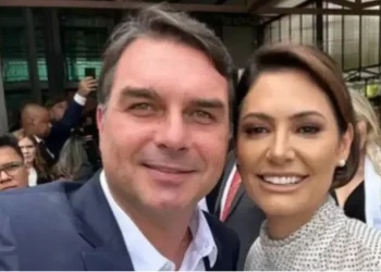 Michelle ganha espaço após crise do Master e choca com Flávio por palanques do PL
