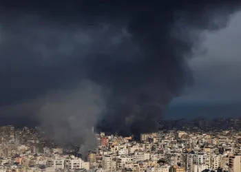 Guerra no Irã entra no 4º dia em meio a “fumaça e sangue” e mercados globais desabam