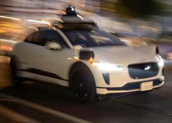 Eles ficaram presos em um robotáxi enquanto eram atacados por um homem antitecnologia