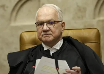 Inquérito das fake news completa sete anos, pressiona Fachin e divide ministros