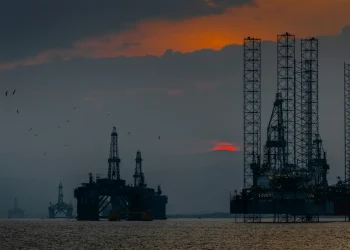 Hormuz pode seguir bloqueado após cessar-fogo, e petróleo a US$ 60 não volta mais