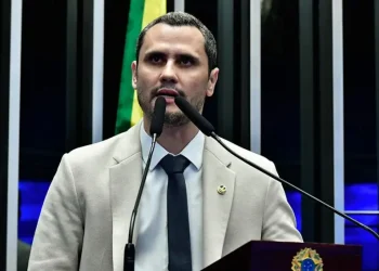 Cleitinho escolhe adversário de Simões para a vice em chapa em MG e divide a direita