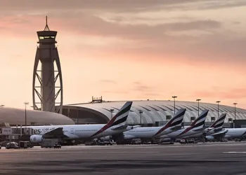 Escalada militar deixa milhares de viajantes retidos em aeroportos do Oriente Médio